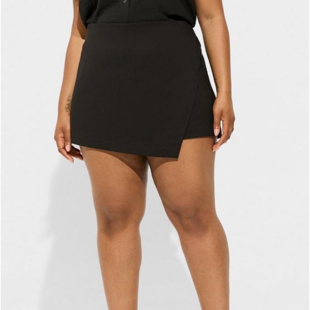 SIZE 2 TORRID 3.5 Inch Pull-On Studio Refined Crepe High-Rise Asymmetrical Skort